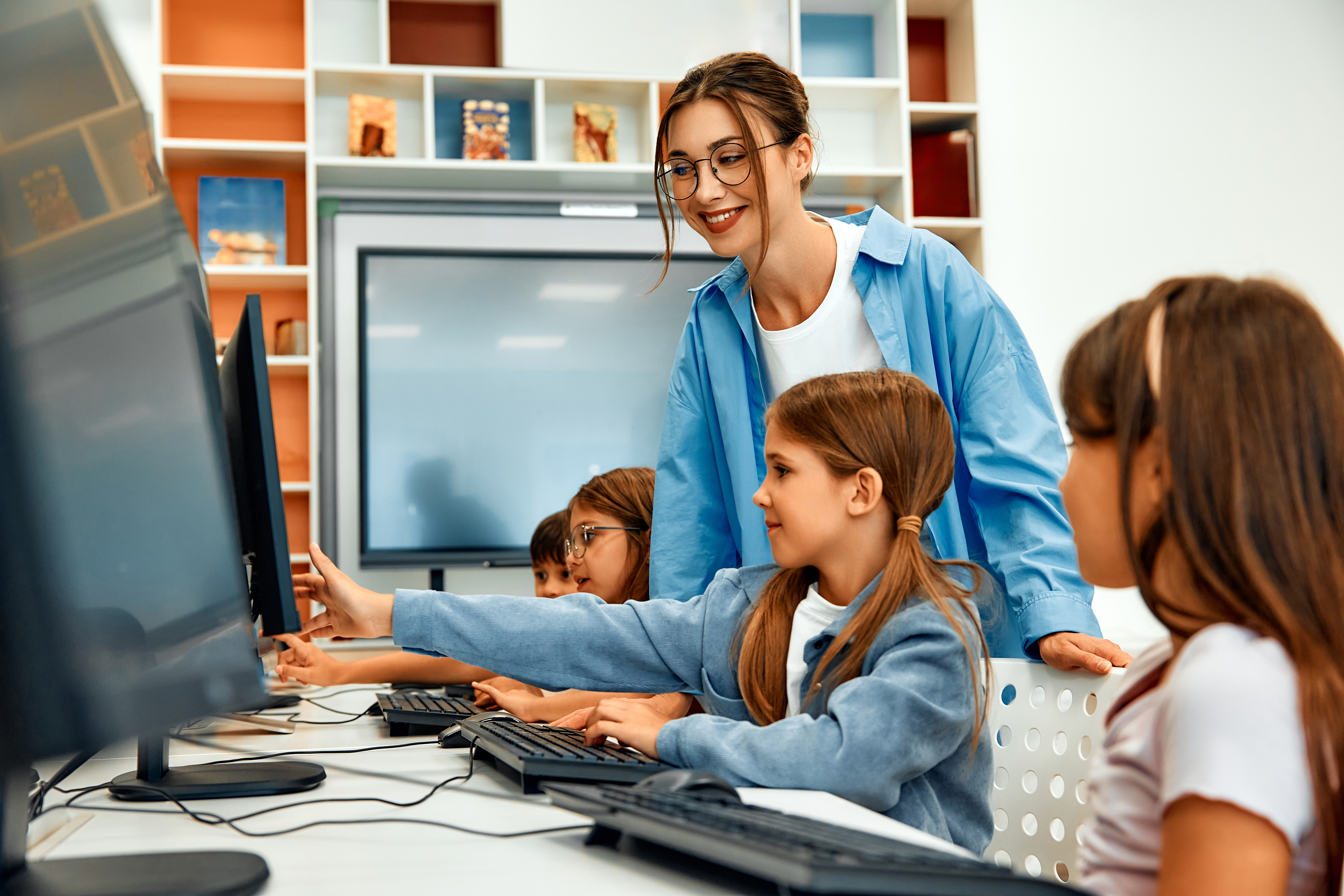 Crianças aprendendo em sala de aula