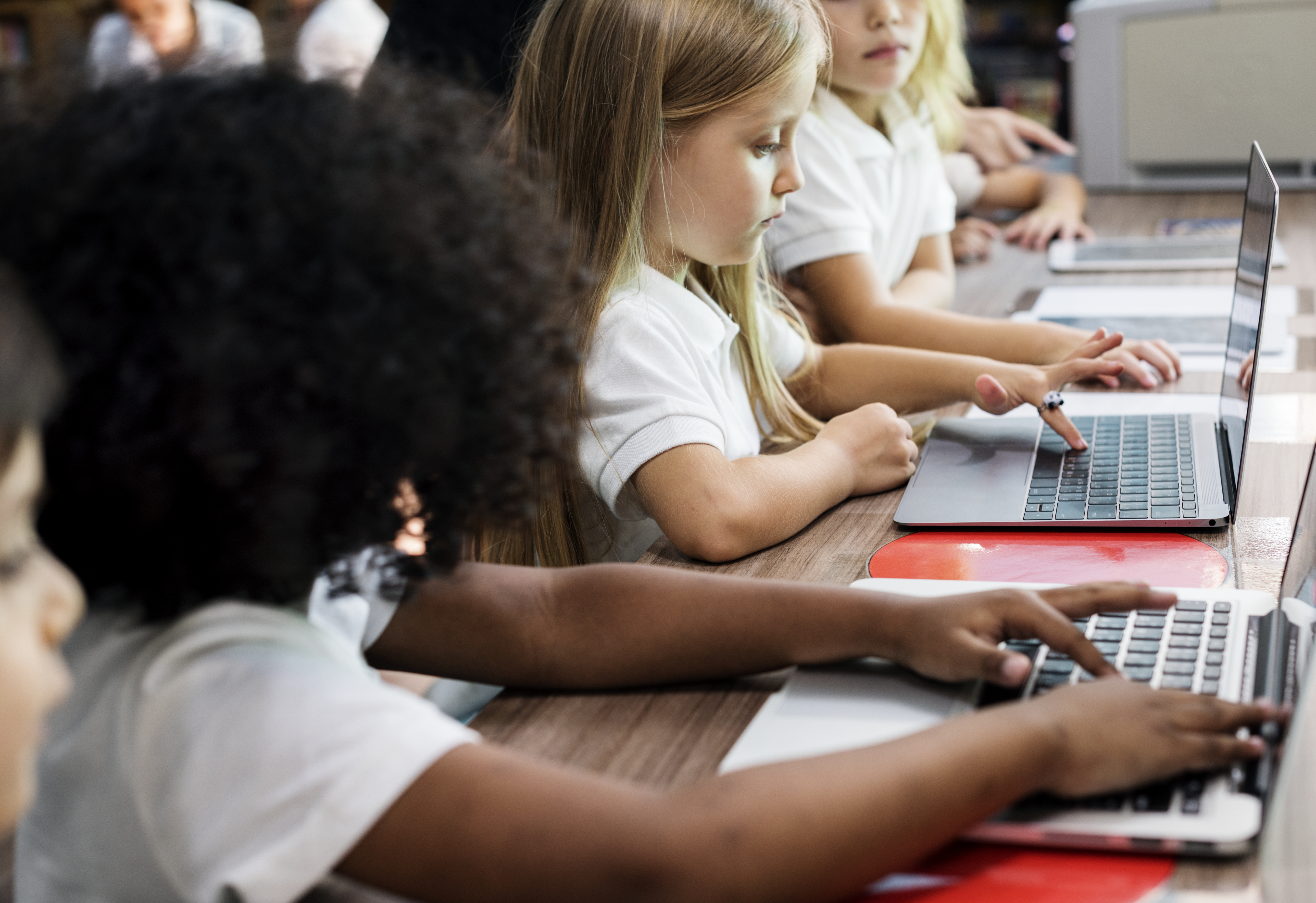 Crianças felizes na escola